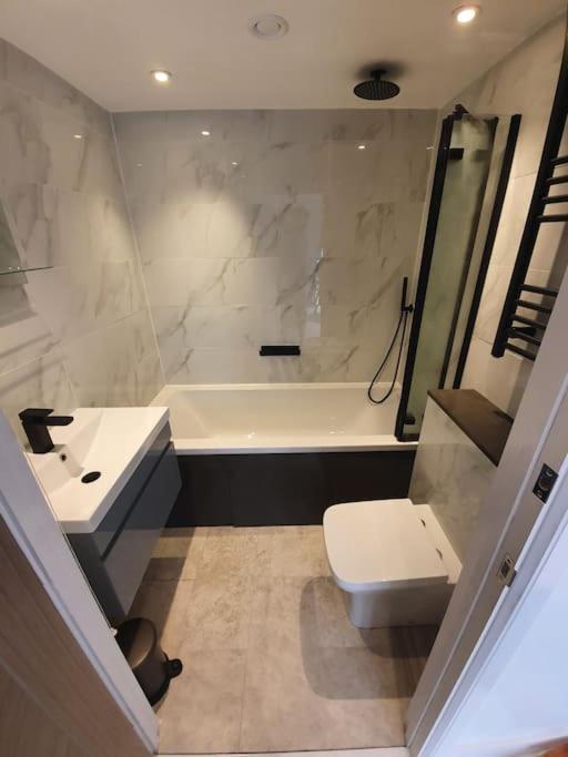 Sycamore Lodge Kent With Ev Zappi Type 2, Swimming Pool For A Fee Sellindge المظهر الخارجي الصورة