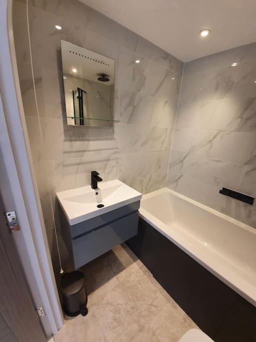 Sycamore Lodge Kent With Ev Zappi Type 2, Swimming Pool For A Fee Sellindge المظهر الخارجي الصورة